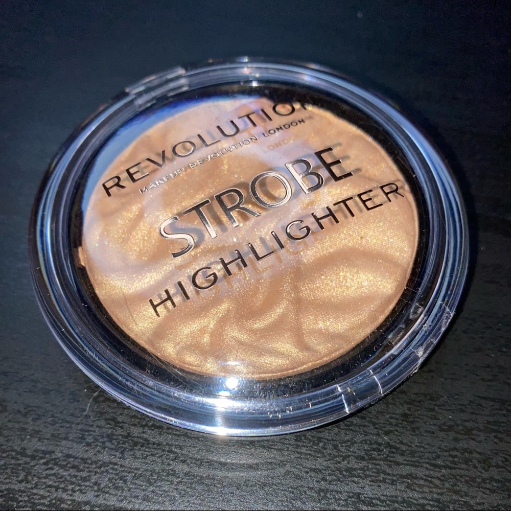 Makeup Revolution Strobe Highlighter in Gold Addict